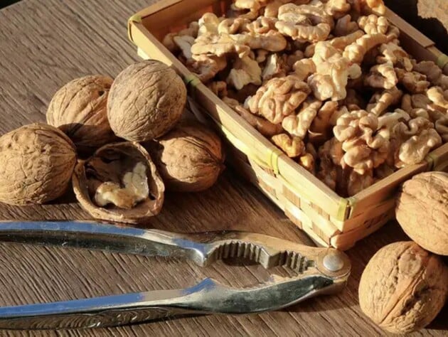 Это займет всего 10 минут, но защитит урожай от плесени. Секретный прием для хранения орехов