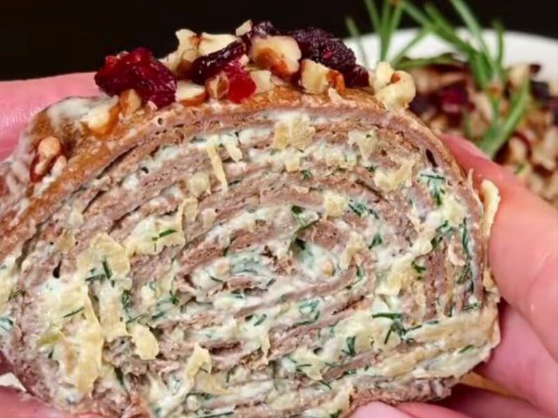 Замість печінкового торта приготуйте цей набагато простіший і смачніший рулет. Рецепт