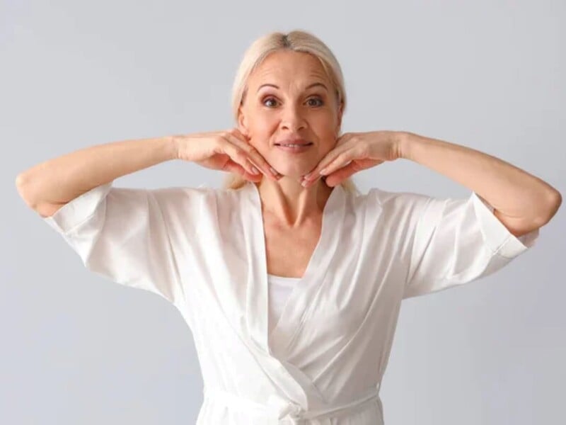 Делайте это регулярно – и появится четкая линия подбородка. Омолаживающий массаж лица за пять минут