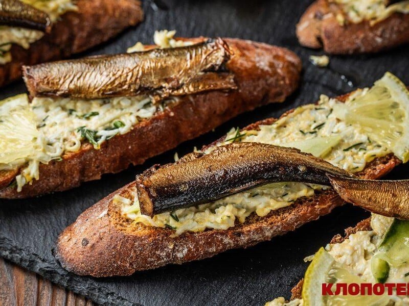 Бутерброди зі шпротами вийдуть набагато смачнішими, якщо подасте їх із цією намазкою. Цікавий рецепт