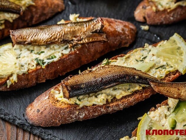 Бутерброди зі шпротами вийдуть набагато смачнішими, якщо подасте їх з цією намазкою. Цікавий рецепт