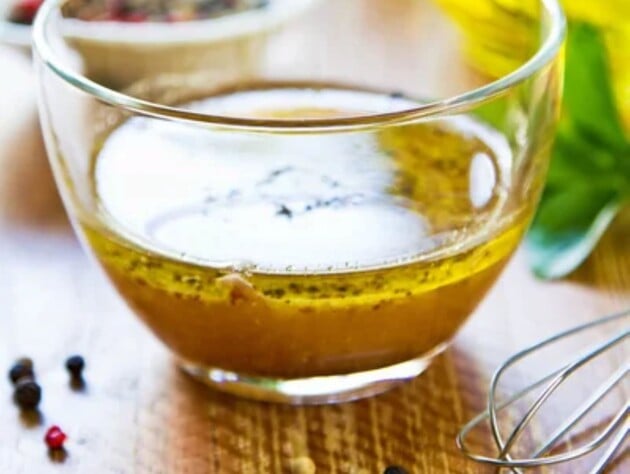 Смешайте это с медом – и получится нежный соус, который подойдет для любого салата. Рецепт