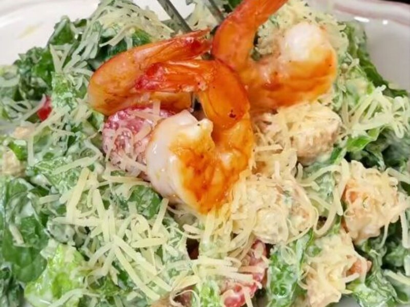 Этот соус сделает салат из обычных продуктов божественным. Проверенный рецепт