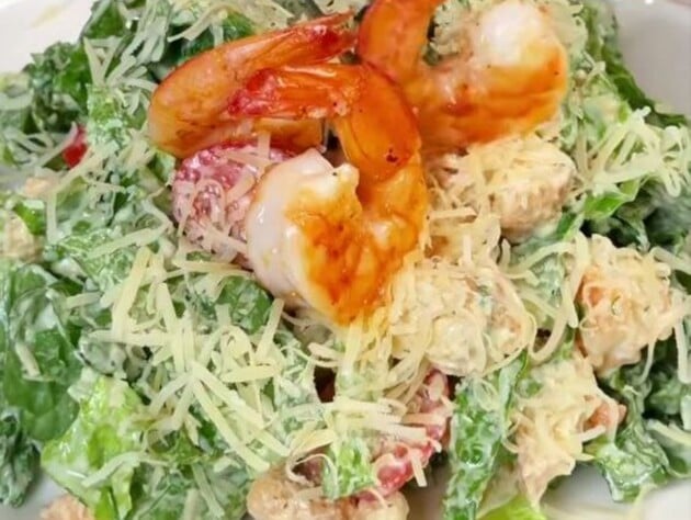 Цей соус зробить салат зі звичайних продуктів божественним. Перевірений рецепт