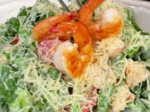 Цей соус зробить салат зі звичайних продуктів божественним. Перевірений рецепт