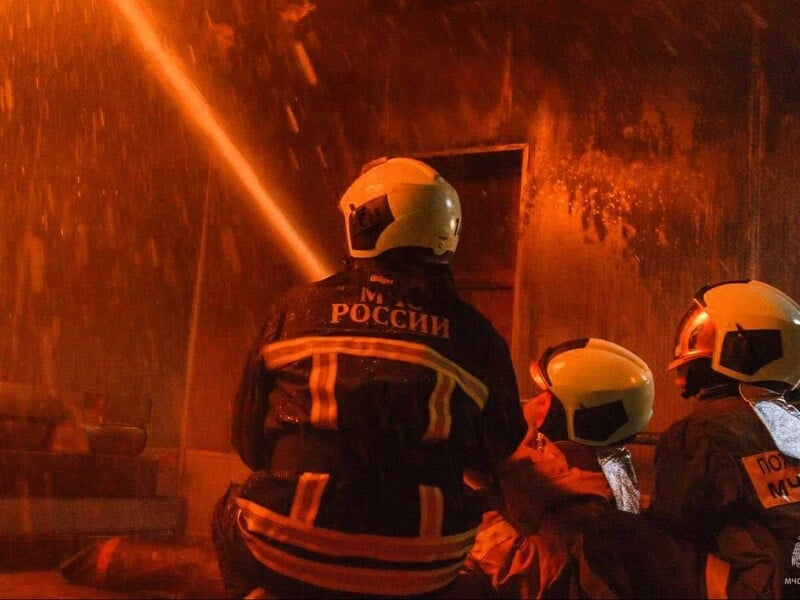 "Пожежні й "швидкі" їдуть і їдуть". Дрони атакували НПЗ у російській Сизрані