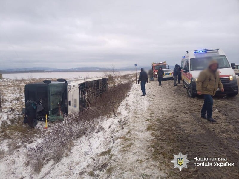 На Прикарпатті автобус із пасажирами з'їхав у кювет і перекинувся. Є загиблий, серед постраждалих – дитина. Відео