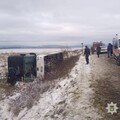 На Прикарпатті автобус із пасажирами з'їхав у кювет і перевернувся. Є загиблий, серед постраждалих – дитина. Відео