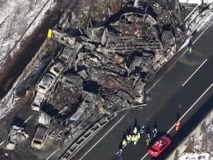 В Японії сталася масштабна ДТП, десятки автомобілів згоріли на трасі, є загиблі. Відео