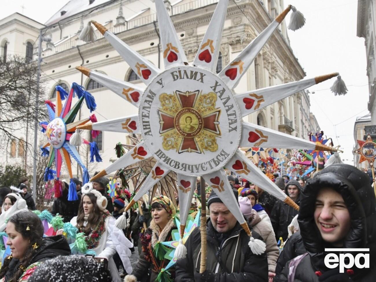 Колядки, рождественские звезды и пышки. Во Львове прошла несколькотысячная 