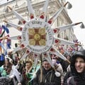 Колядки, різдвяні зірки й пампухи. У Львові пройшла масштабна Хода Звіздарів. Фоторепортаж