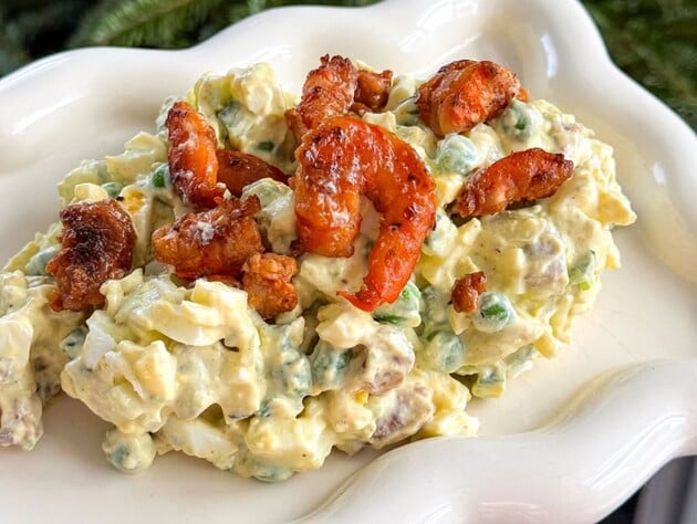 Приготовьте на Новый год этот салат с горошком и креветками. Он как оливье – только еще вкуснее