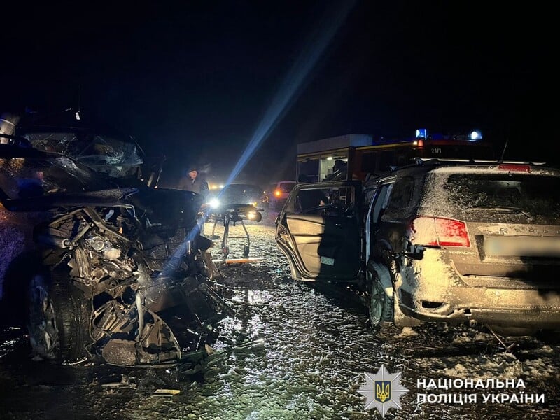 На трасі під Києвом маршрутка виїхала на зустрічну смугу. Багато поранених, є жертва. Фото