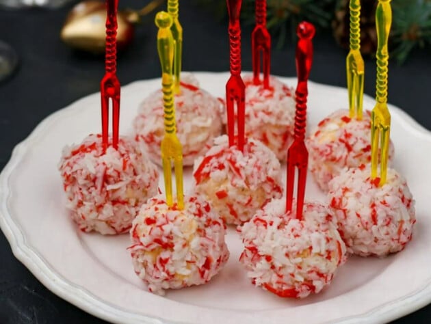 Сформуйте кульки з маси із крабових паличок – і отримаєте найсмачнішу закуску. Швидкий рецепт
