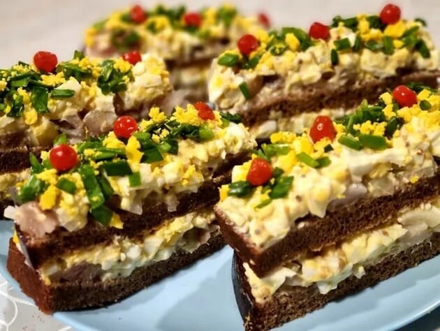 Додайте це до подрібненого оселедця і перемішайте. Дуже смачна закуска на святковий стіл