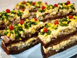 Додайте це до подрібненого оселедця й перемішайте. Дуже смачна закуска на святковий стіл