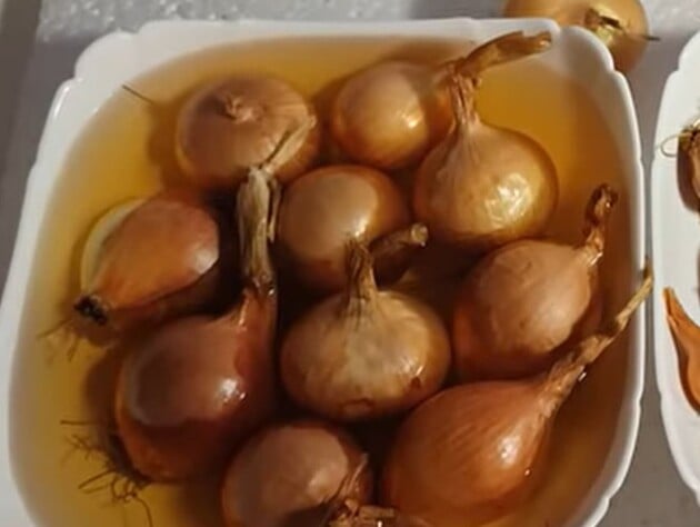 Залиште в цьому головки на годину – і взимку миттєво отримаєте зелену цибулю на підвіконні. Дієва порада