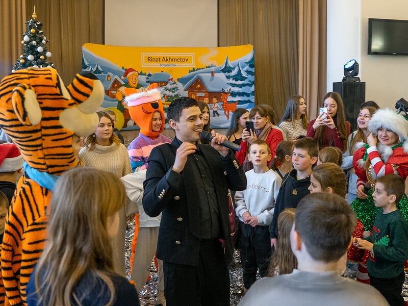 Діти-переселенці з Донецької області у Дніпрі отримали новорічні привітання від Фонду Ріната Ахметова