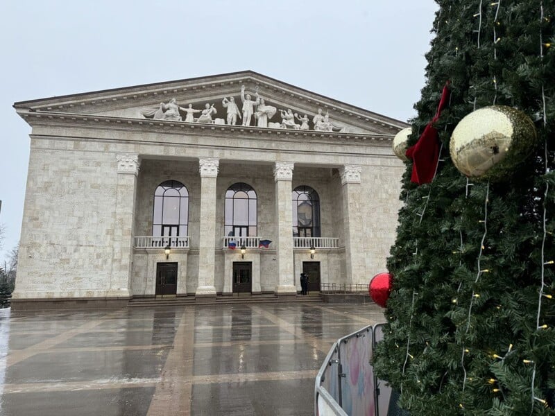 "Аленький цветочек" на крові. Росіяни відкрили в Маріуполі "відновлений" драмтеатр, який самі розбомбили
