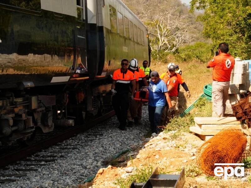 У Мексиці зійшов із рейок поїзд. Поранено приблизно 100 людей, понад 10 загинули. Фото