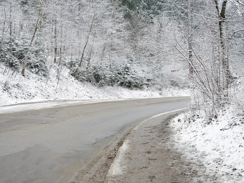 "Час обкладатися теплими котами". Синоптикиня попередила про похолодання й ожеледицю в Україні