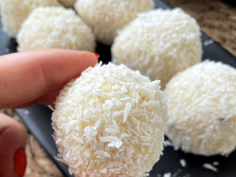 Усе змішали – і готово. Чудовий рецепт домашніх кокосових цукерок із простих продуктів