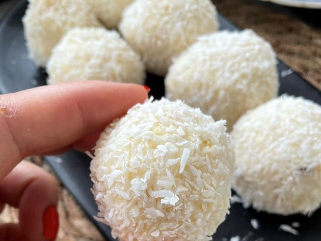 Все смешали – и готово. Чудесный рецепт домашних кокосовых конфет из простых продуктов