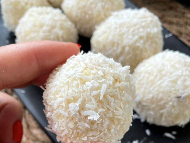 Усе змішали – і готово. Чудовий рецепт домашніх кокосових цукерок із простих продуктів