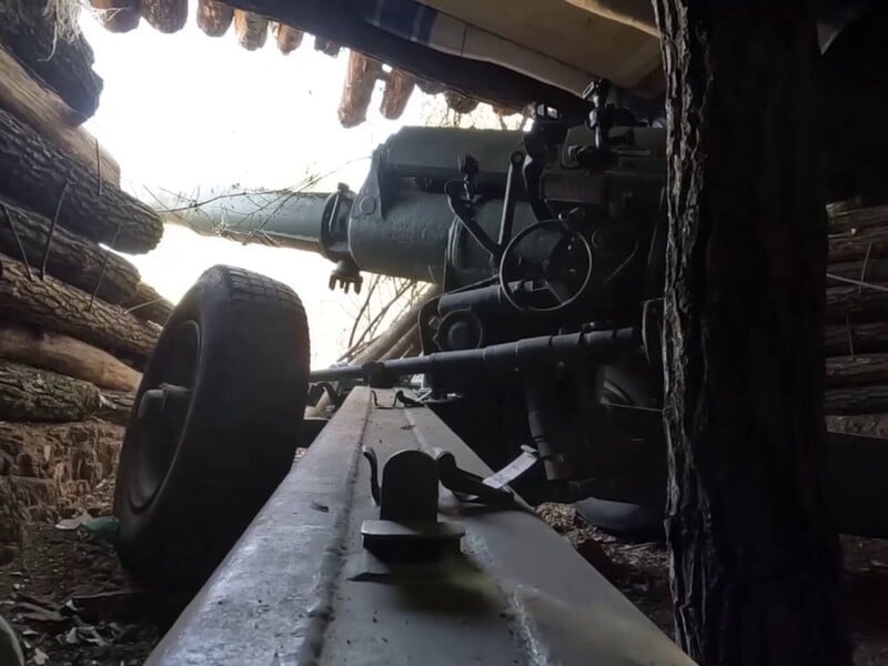 Українські безпілотники знищили рідкісну російську гармату 50-х років. Відео