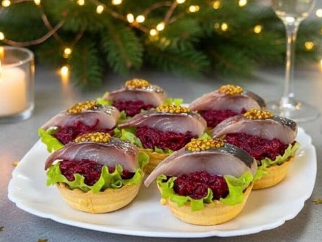 Приготовьте для гостей на Новый год тарталетки со свекольной пастой и селедкой. Простой рецепт