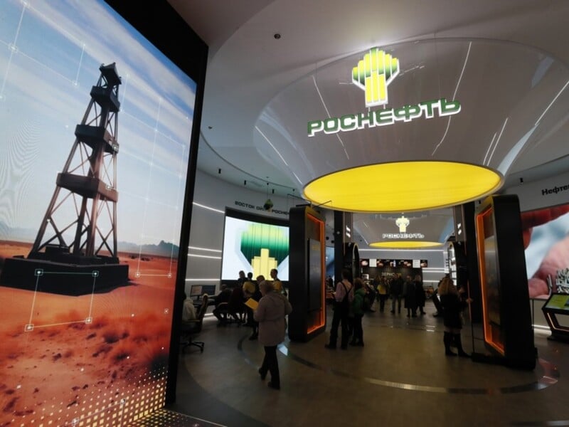 Санкції б'ють по нафтових доходах і штовхають бюджет Росії до рекордного дефіциту