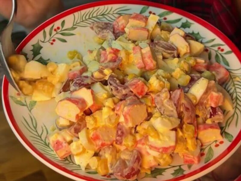 Це незвичне поєднання з крабовими паличками зробить салат найсмачнішим. Рецепт на новорічний стіл