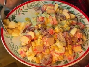 Это необычное сочетание с крабовыми палочками сделает салат самым вкусным. Рецепт на новогодний стол