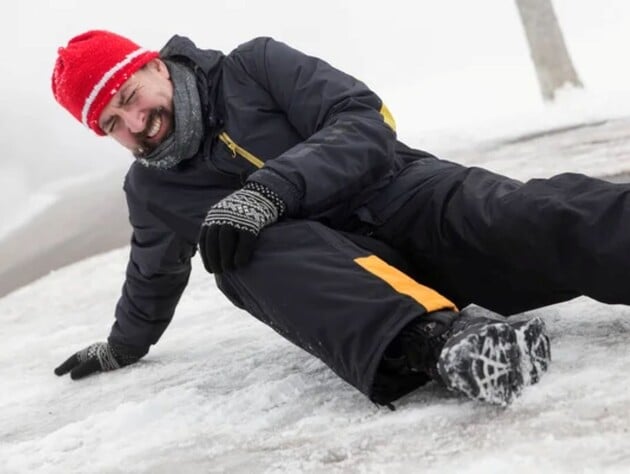 По льду на полусогнутых или даже ползком на коленях. Как падать во время гололеда, чтобы не убиться