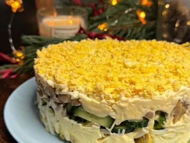 Вкладайте це пошарово і дайте годину настоятися. Смачний та швидкий салат з куркою до новорічного столу