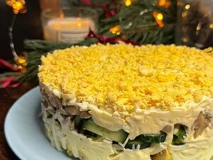 Укладывайте это слоями и дайте час настояться. Вкусный и быстрый салат с курицей на новогодний стол