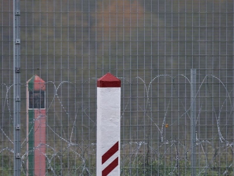"Інвестиція в безпеку". У Латвії заявили про завершення будівництва паркану на кордоні з Росією 