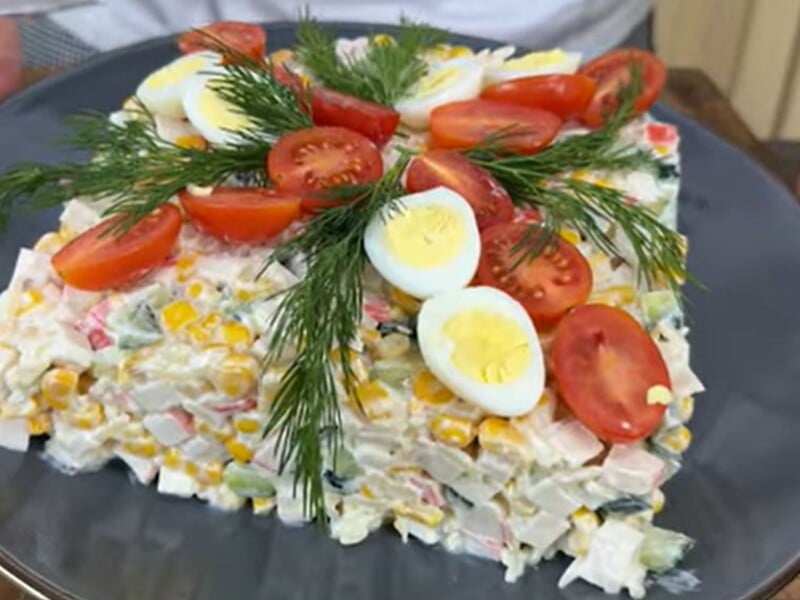 Тот самый крабовый салат на Новый год, который обожают гости. Секрет невероятного вкуса – в заправке