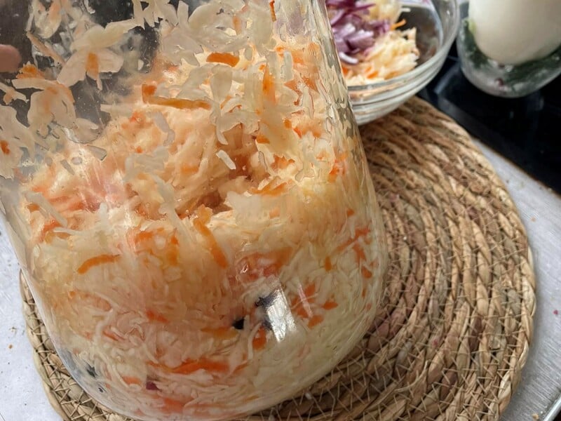 Начните квасить по новому рецепту. Секрет хрустящей и сочной квашеной капусты – в маринаде с сахаром 