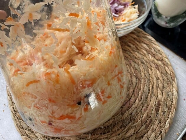 Начните квасить по новому рецепту. Секрет хрустящей и сочной квашеной капусты – в маринаде с сахаром