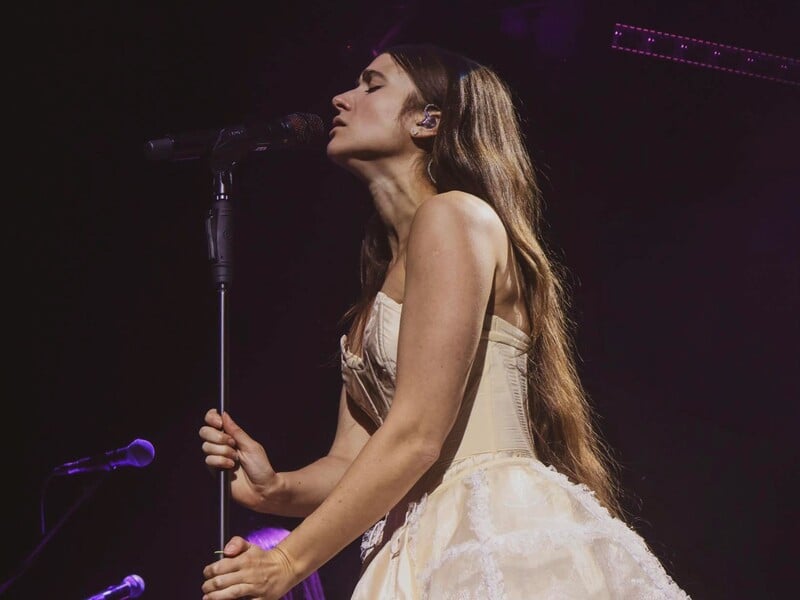 Святий дух чи ізострічка. У мережі обговорюють незвичайний лайфхак, який використала Jerry Heil на сцені