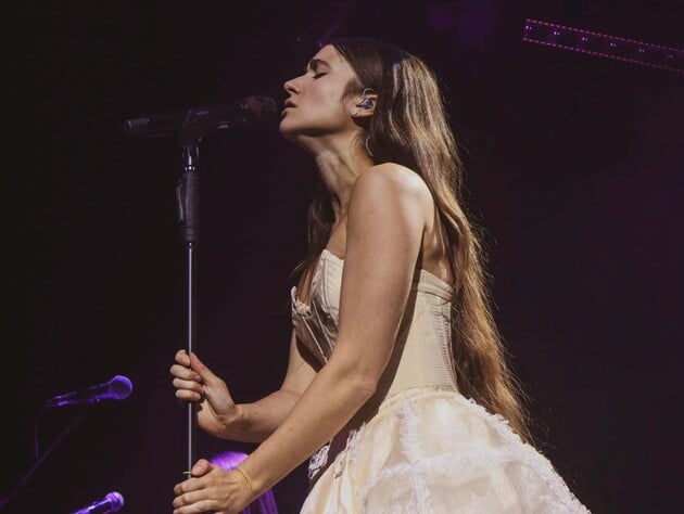 Святой дух или изолента. В сети обсуждают необычный лайфхак, который использовала Jerry Heil на сцене