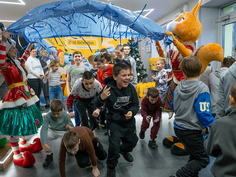 У Дніпрі Фонд Ріната Ахметова привітав дітей-переселенців із Маріуполя