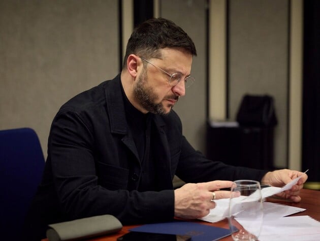 Зеленский сообщил, что простудился. Он говорил осипшим голосом и кашлял