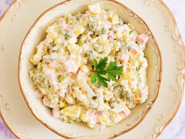 Обовʼязково приготуйте цей незамінний польський салат – просто змішайте усі продукти. Рецепт