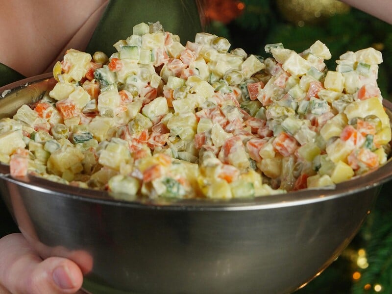 Ви ще встигаєте приготувати цей неймовірний салат на новорічний стіл. Просто наріжте й змішайте