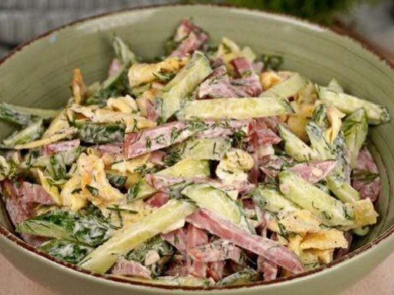 Ви ще встигаєте приготувати цей неймовірний салат на новорічний стіл. Просто наріжте й змішайте