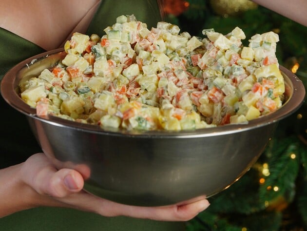 Ви ще встигаєте приготувати цей неймовірний салат на новорічний стіл. Просто наріжте і змішайте