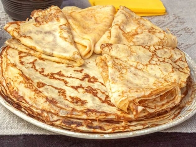 Пока все готовят на Новый год салаты, нажарьте тонких блинов. Самый удачный рецепт