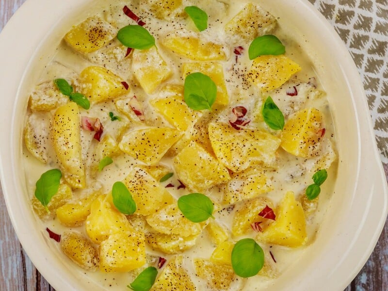 Полийте картоплю цим і випікайте. Смачний гарнір до святкового столу